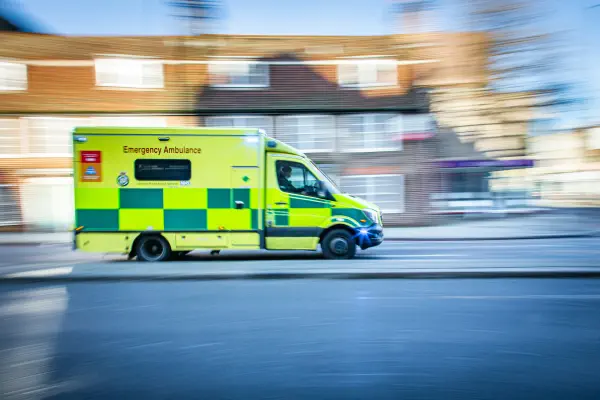 Ambulancia del servicio de emergencia como ejemplo de uso del servicio PRS